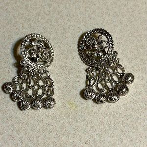 Vintage Sarah Coventry silver tone metal clip on earrings (452)